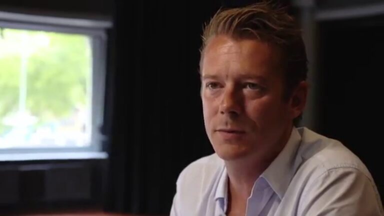 Vernieuwende Theatervormen van Nederlandse Toneelschrijvers